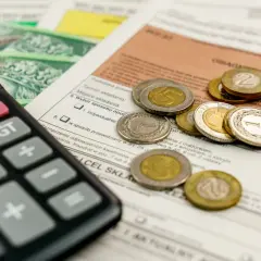 Kalkulator, monety i dokumenty podatkowe. Dowiedz się, jak sprawdzić status zwrotu podatku.