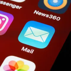 Ikona aplikacji Mail na ekranie smartfona. Zastanawiasz się, jak zakończyć maila? Kliknij tutaj, aby się dowiedzieć.