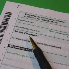 Długopis na formularzu podatkowym, gdzie szukamy numeru NIP (Steuernummer).