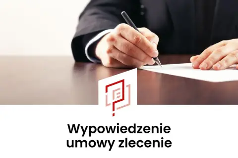 Dłoń pisze piórem na dokumencie, symbolizując wypowiedzenie umowy zlecenia.