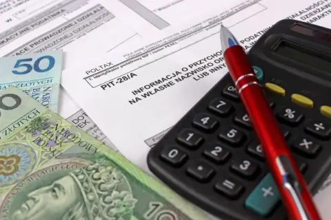 Formularz PIT-28/A, polskie banknoty i kalkulator. Rozliczasz się z podatku? Sprawdź, co to PIT-28/A.
