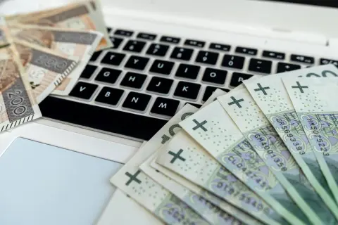 Pieniądze na klawiaturze laptopa. Zastanawiasz się, ulga na internet co ile lat?