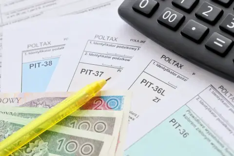 Zestaw dokumentów PIT-36, PIT-37, PIT-38, pieniądze i kalkulator. Rozliczasz PIT-36? To formularz dla osób prowadzących działalność.