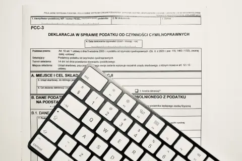 Formularz PCC-3 z klawiaturą. Deklaracja podatkowa w sprawie podatku od czynności cywilnoprawnych.