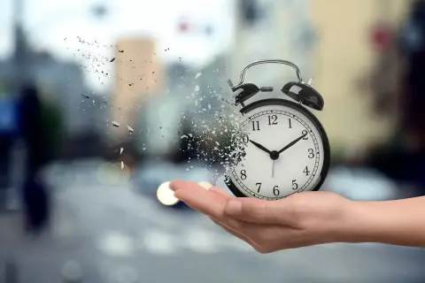 Budzik rozpada się na kawałki w dłoni, jakby czas uciekał, zanim nadejdzie pensja.