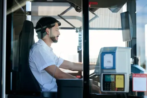 Mężczyzna za kierownicą autobusu. Zastanawiasz się, ile zarabia kierowca autobusu?
