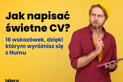 Mężczyzna zamyślony nad pisaniem CV. Pokazuje, jak jego cechy charakteru mogą pomóc w stworzeniu dokumentu, który wyróżni go z tłumu.