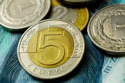 Monety 5 zł, 2 zł i 1 zł na tle banknotu. Czy to już średnia krajowa 2026?