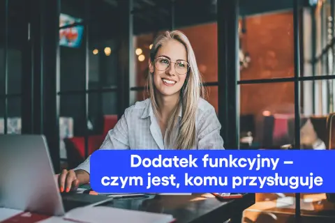 Uśmiechnięta blondynka w okularach przy laptopie. Tekst: Dodatek funkcyjny – czym jest, komu przysługuje.