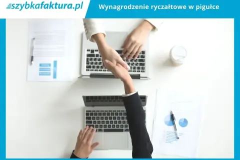 Dwie osoby ściskają sobie dłonie nad laptopami, symbolizując udane porozumienie w sprawie wynagrodzenia ryczałtowego.
