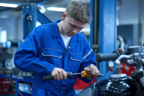 Praktyki zawodowe: Ile godzin dziennie możesz pracować legalnie?