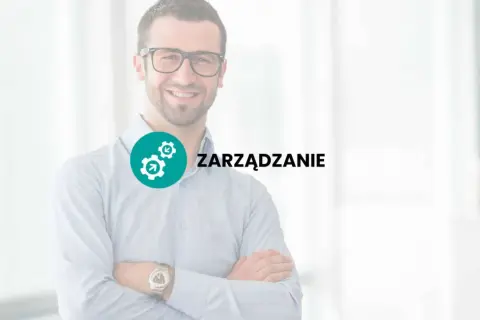 Uśmiechnięty mężczyzna w okularach, z rękami skrzyżowanymi na piersi, obok zielonego okręgu z ikonami symbolizującymi zarządzanie sukcesyjne.