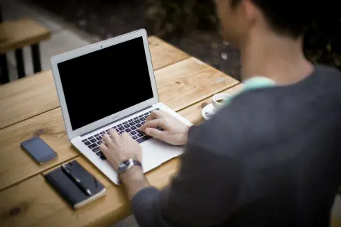 Obowiązek zatrudnienia po stażu? Co mówią przepisy i umowy