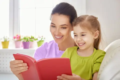 Mama czyta bajkę zdrowemu dziecku. Radość i bliskość w codziennej opiece.