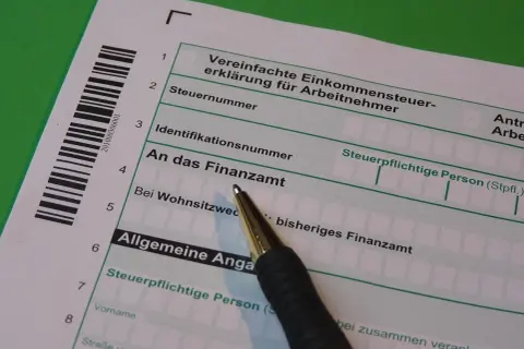 Długopis na formularzu podatkowym, gdzie szukamy numeru NIP (Steuernummer).