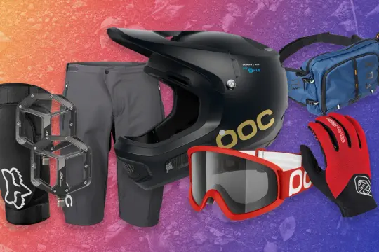 Kask, gogle, rękawice, spodenki, ochraniacze i torba – kompletne środki ochrony indywidualnej dla rowerzysty.
