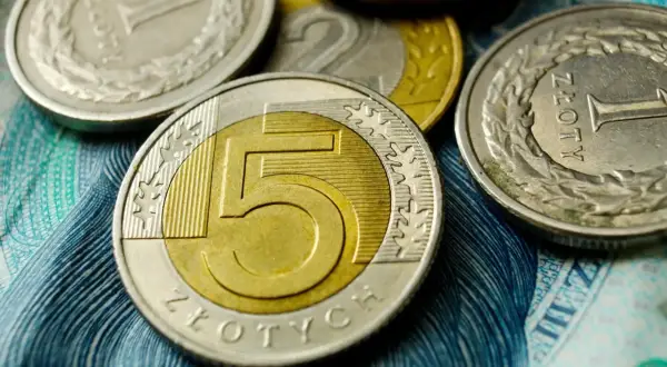 Monety 5 zł, 2 zł i 1 zł na tle banknotu. Czy to już średnia krajowa 2026?