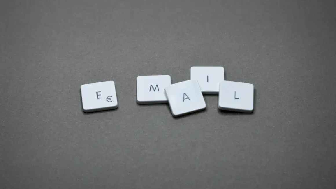 Kafelki z literami E, M, A, I, L układają się w słowo "EMAIL". Dowiedz się, jak napisać maila z CV, by zrobić dobre wrażenie.