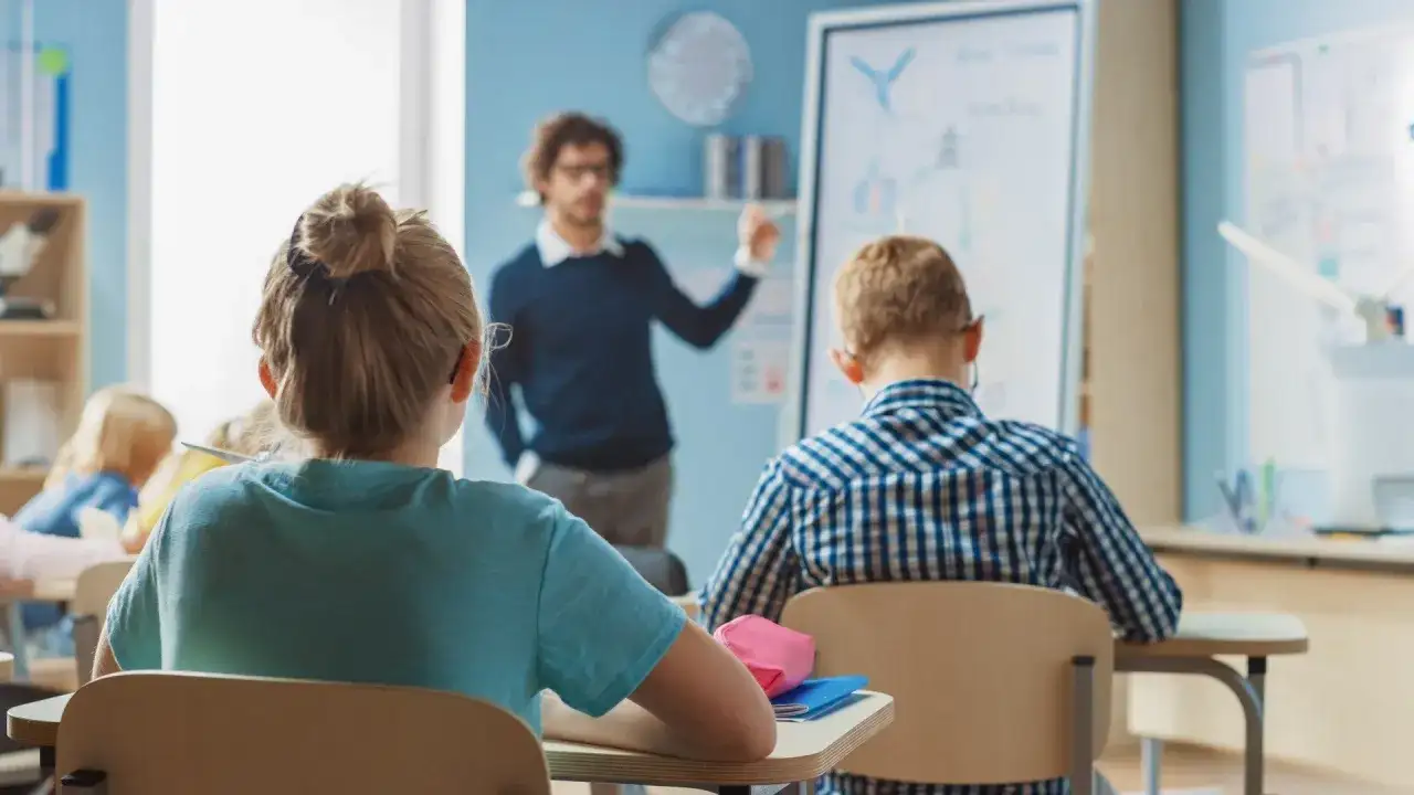 Ile zarabia nauczyciel klas 1-3 - Sprawdź realne zarobki w 2026 roku