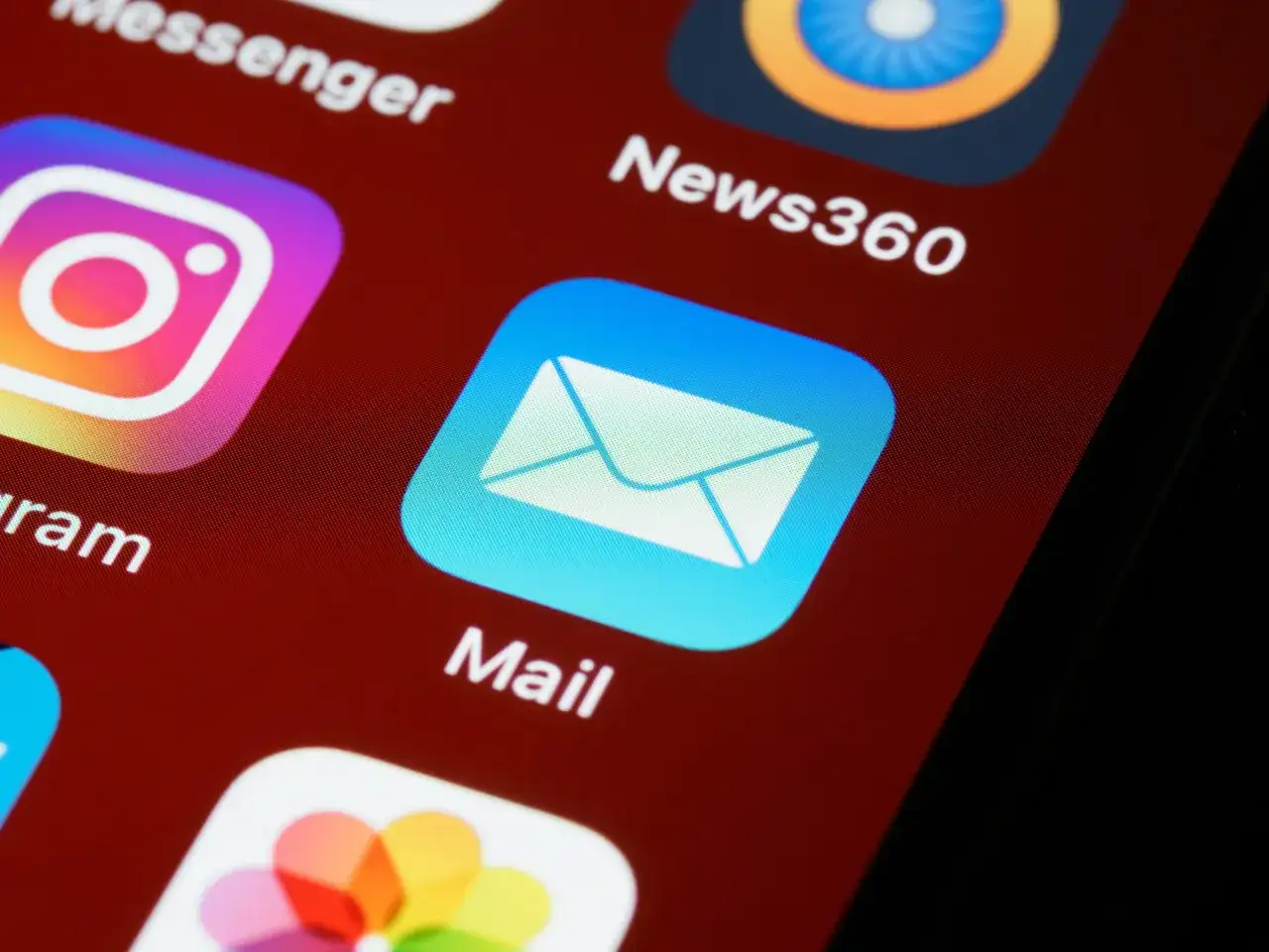 Jak zakończyć mail do rekrutera? Bezpieczne formuły i podpis