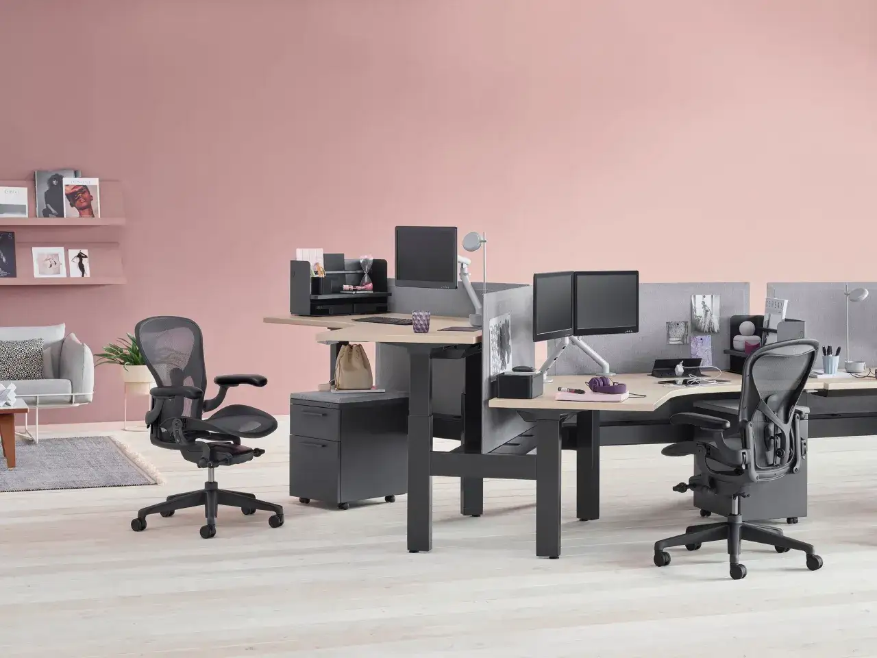 Nowoczesne biurka z regulacją wysokości i ergonomiczne krzesła tworzą komfortowe stanowiska pracy.