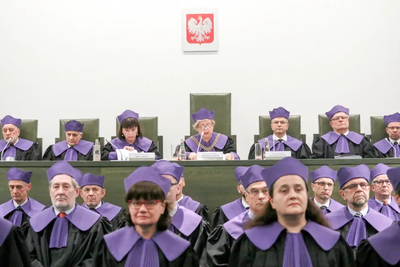 Sędziowie w togach sądowych, dyskusja o tym, ile zarabia sędzia sądu rejonowego.