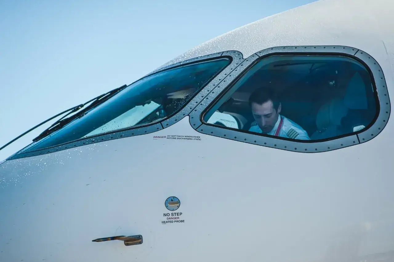 Pilot w kokpicie samolotu. Zastanawiasz się, ile zarabia pilot samolotu? To zawód wymagający, ale i dobrze płatny.
