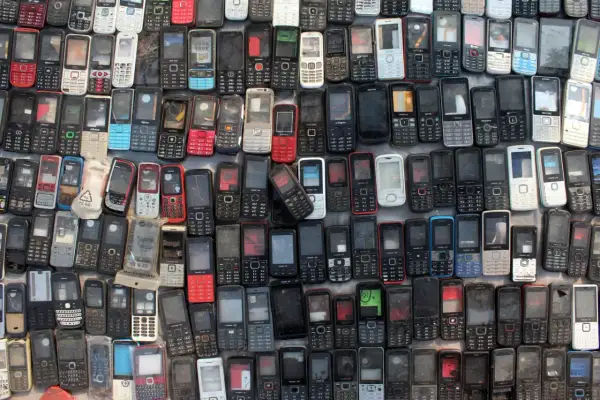 Stos starych telefonów komórkowych, gotowych do pracy w domu pakowanie.